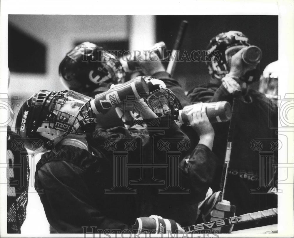 1994 Press Photo Campers at the Spokane Chiefs Hockey School take a water break - Historic Images