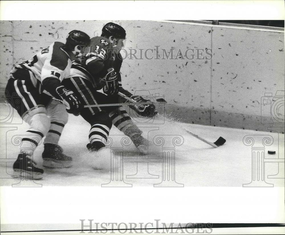 1988 Press Photo Spokane Chiefs Darcy Loewen chase loose puck during hockey game - Historic Images