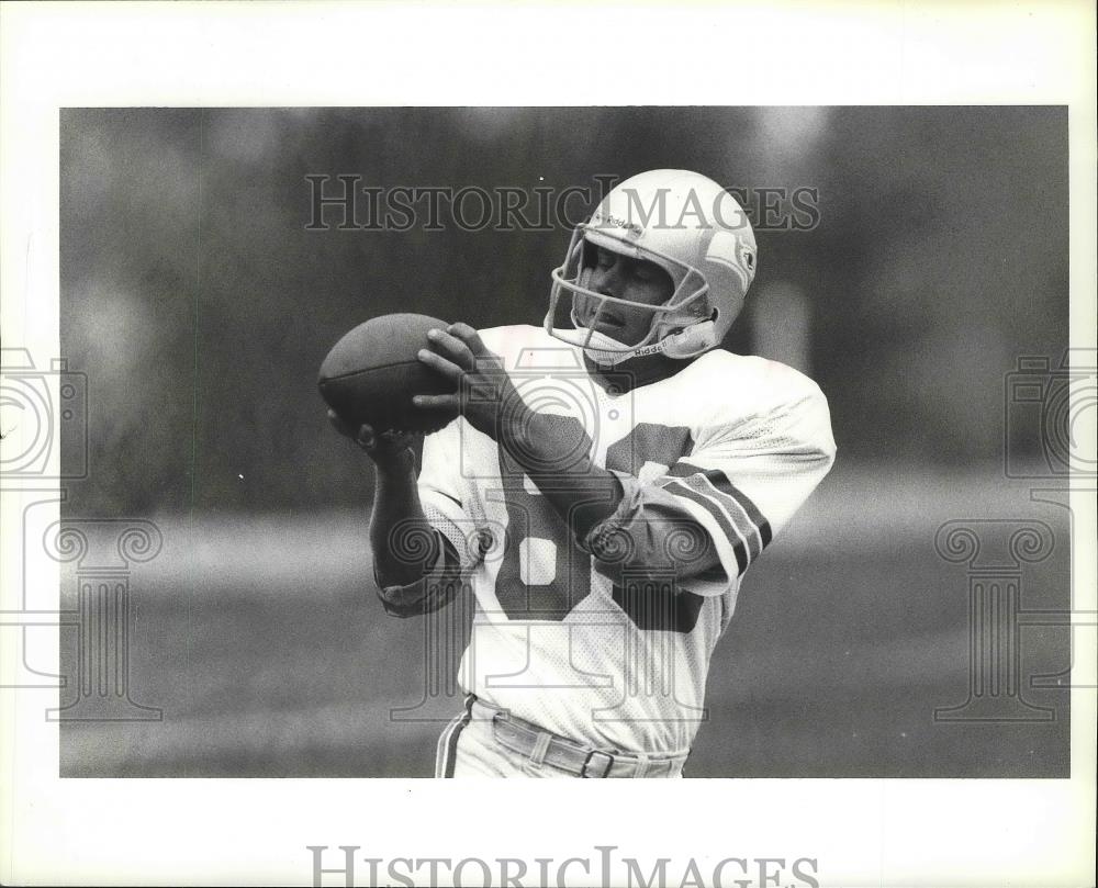 1987 Press Photo Seattle Seahawks football player, Steve Largent, with the ball - Historic Images