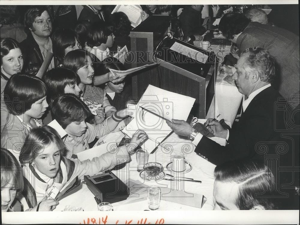 1978 Press Photo Baseball manager. Tom Lasorda, signs autographs for young fans - Historic Images