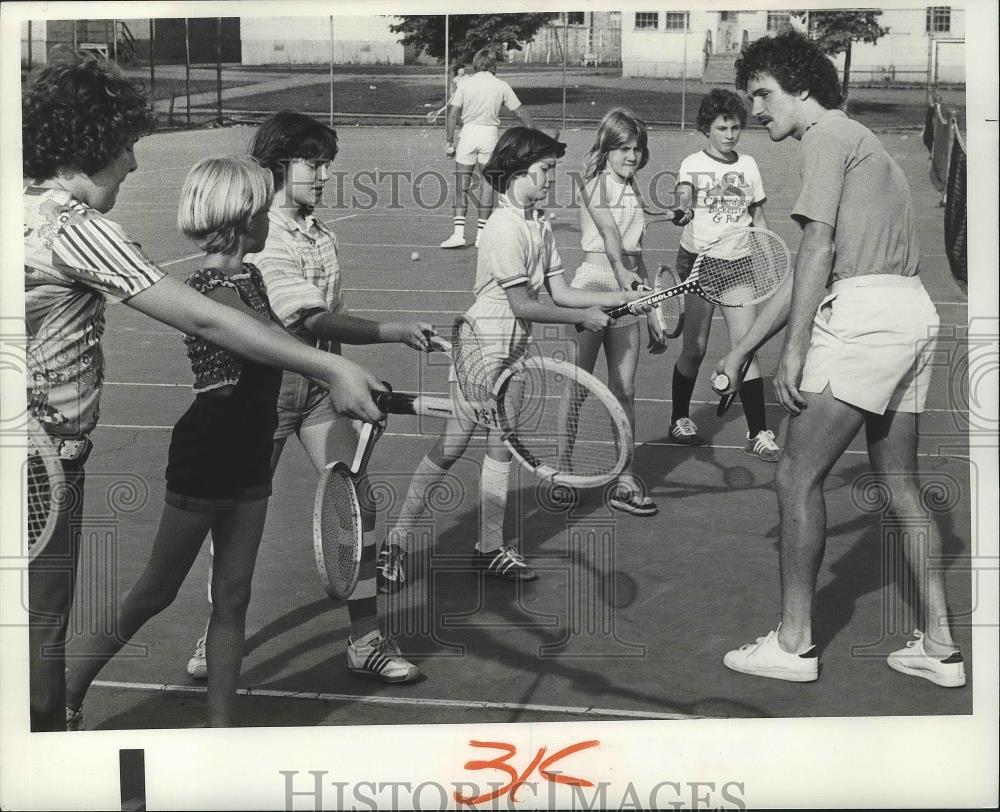 1977 Press Photo Mike Hoefel Teaching Tennis To Randy And Margaret