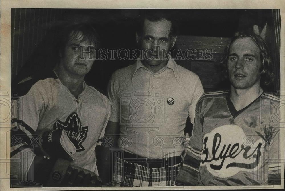 1977 Press Photo Father-sons hockey players, Danny, Ernie Sr. and Ernie Gare Jr. - Historic Images