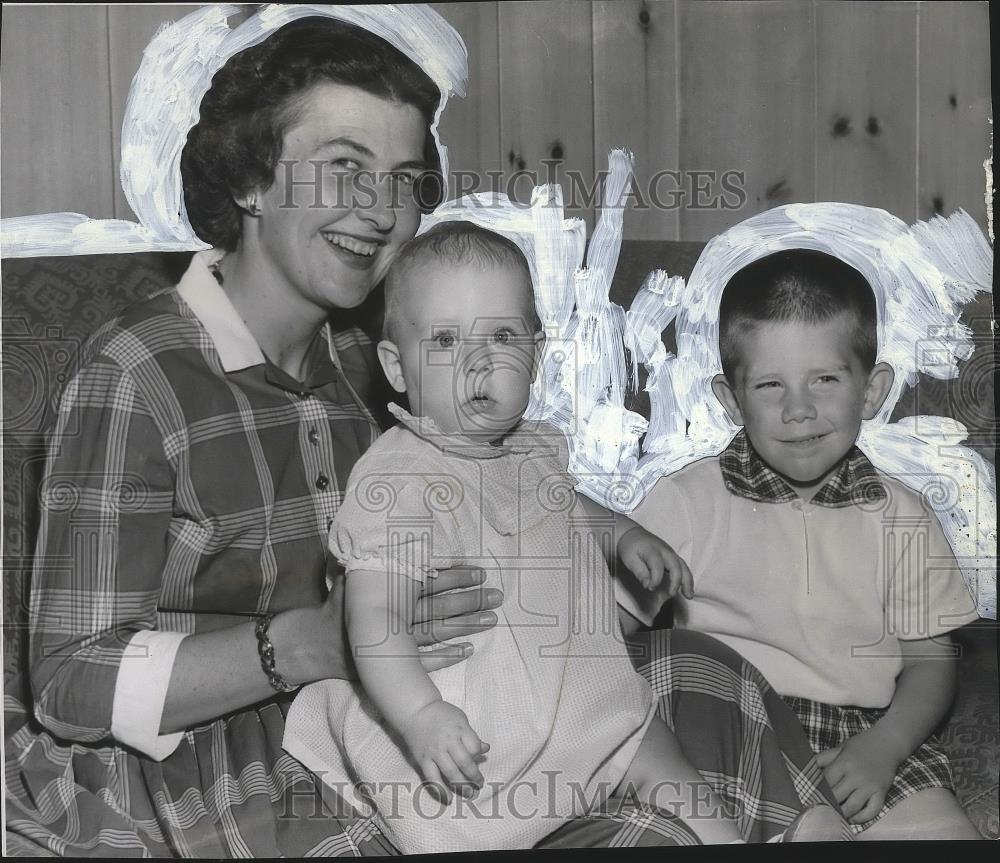 1955 Press Photo Golfer Betty Jean Hulteng & her children, Karen & Robert Gordon - Historic Images