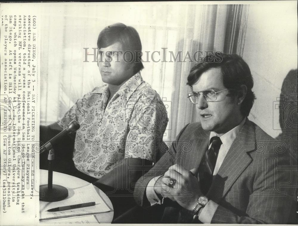 1974 Press Photo Football players&#39; association&#39;s Bill Curry &amp; Ed Garvey - Historic Images