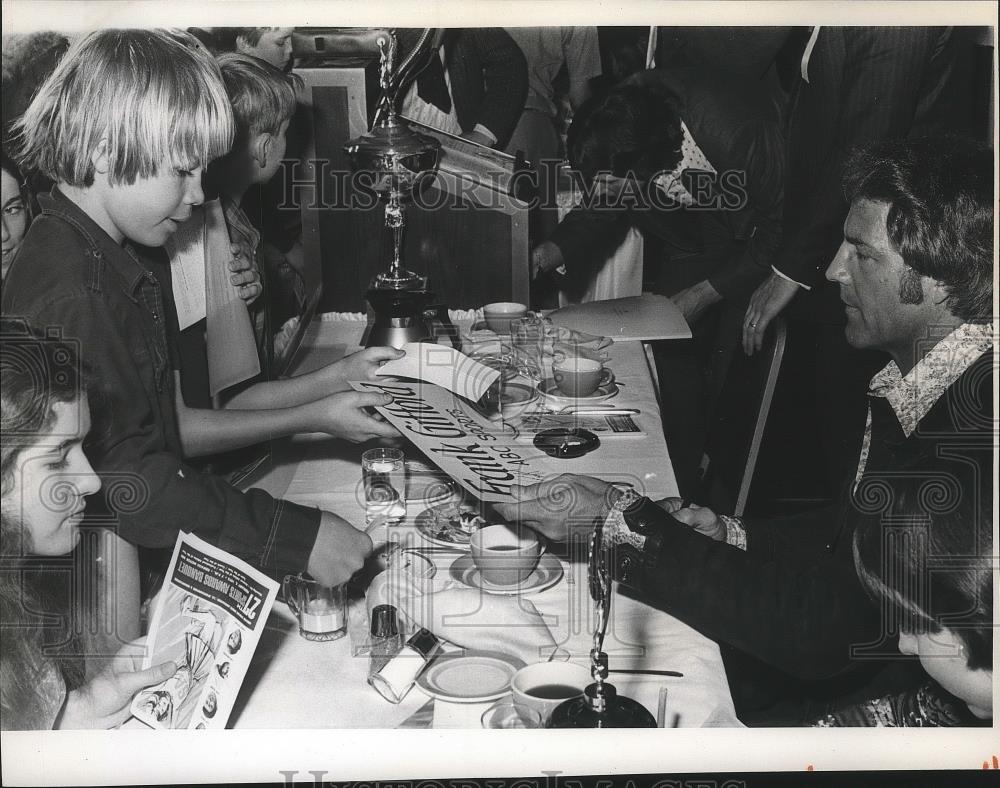 1975 Press Photo Football star, Frank Gifford, signs autographs for young fans - Historic Images