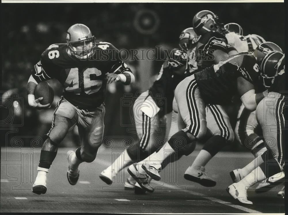 1984 Press Photo Seattle Seahawks football running back, David Hughes, in action - Historic Images