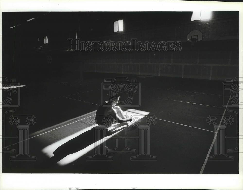 1992 Press Photo Basketball player, Jason Gillam, prepares for workout - Historic Images