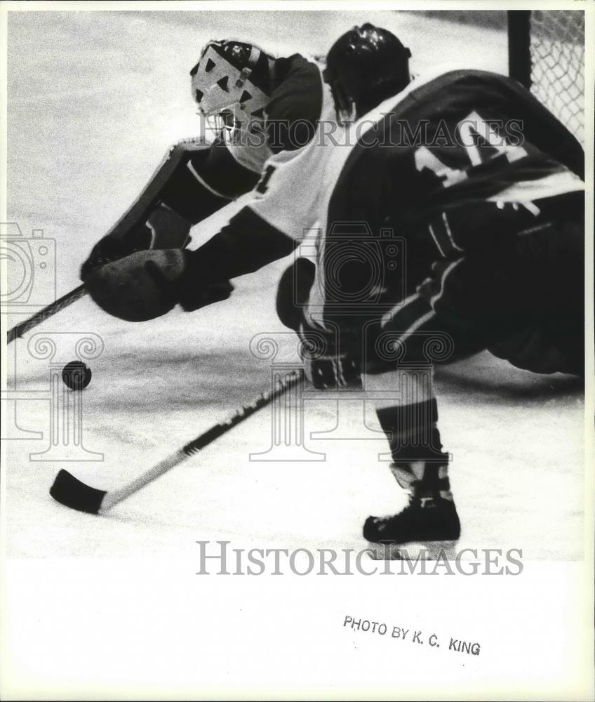 1988 Press Photo Spokane Chiefs' Troy Gamble beats rival in hockey action - Historic Images