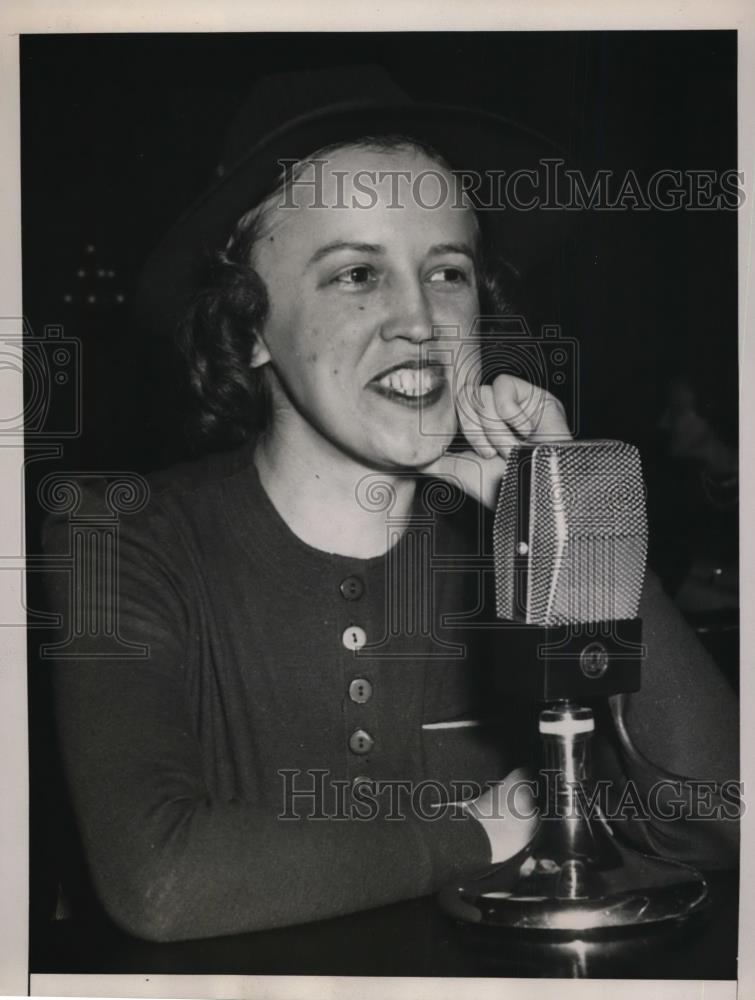 1940 Press Photo New York Woman Smiles as She Talks at Microphone  - neny17067 - Historic Images