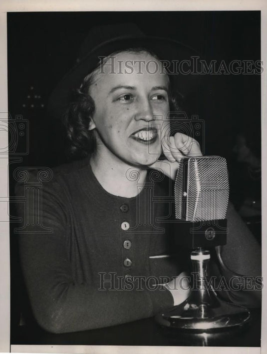 1940 Press Photo New York Woman Smiles as She Talks at Microphone  - neny17067 - Historic Images