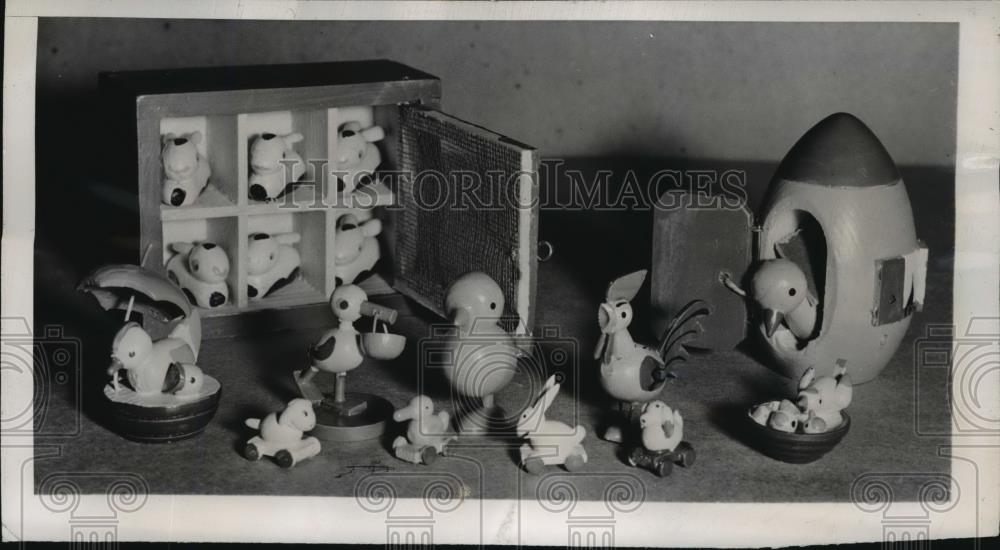 1947 Press Photo New York Easter Toyland carved in wood in Italy arrived in U.S - Historic Images