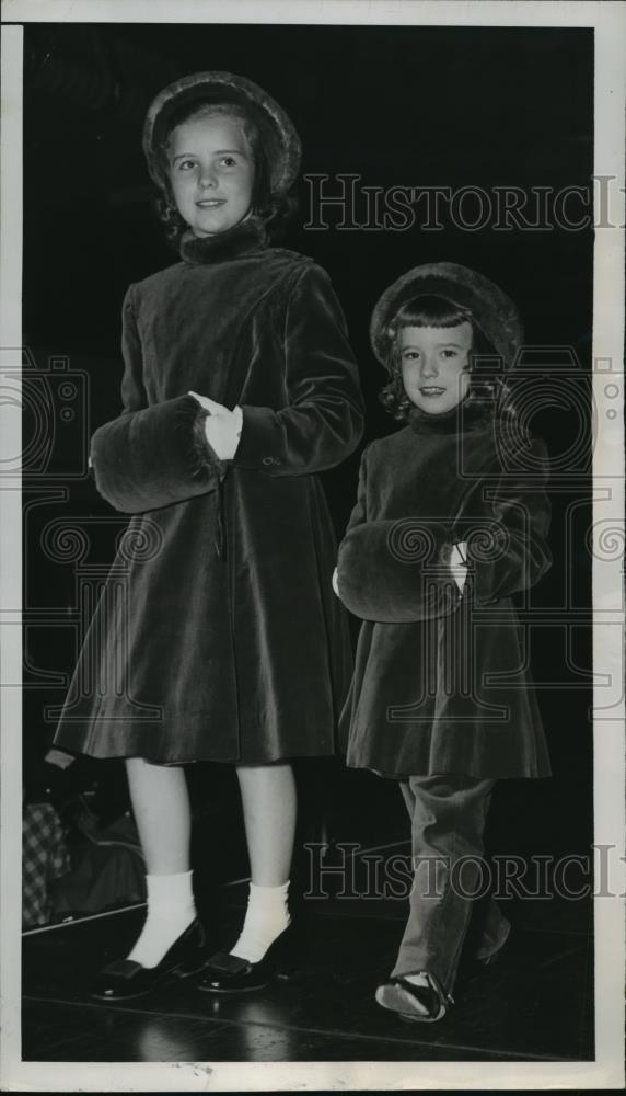 1949 Press Photo New York Sisters Model Juilliard Velveteen Coats Hats Muffs NYC - Historic Images