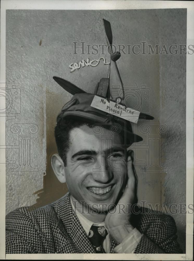 1947 Press Photo New York Bob Seymond&#39;s creative Hat, Stuyvesant HS Senior NYC - Historic Images