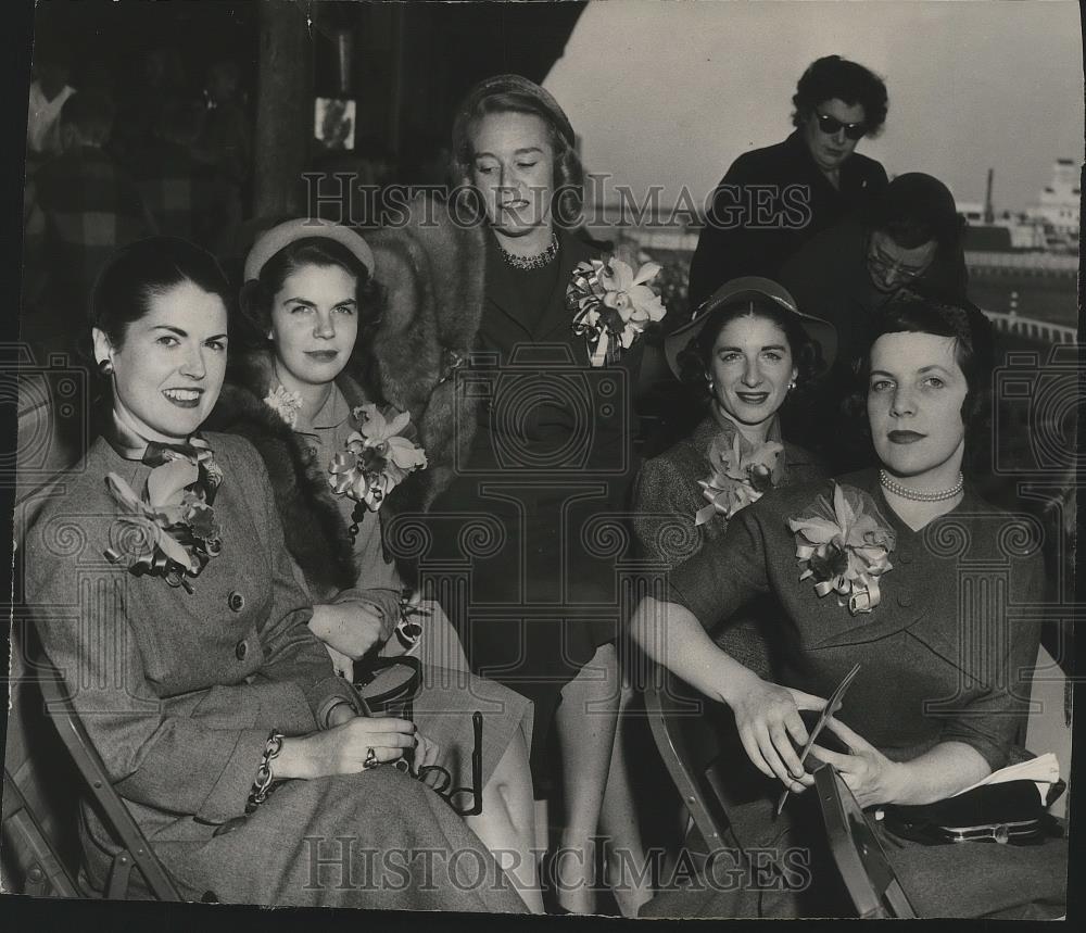 1951 Press Photo Derby Queen Ann Orndorff and her attendants at Playfair - Historic Images