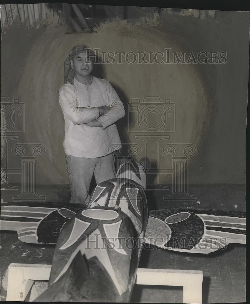 1956 Press Photo Joe Killdare with a large totem sculpture - sps06300 - Historic Images