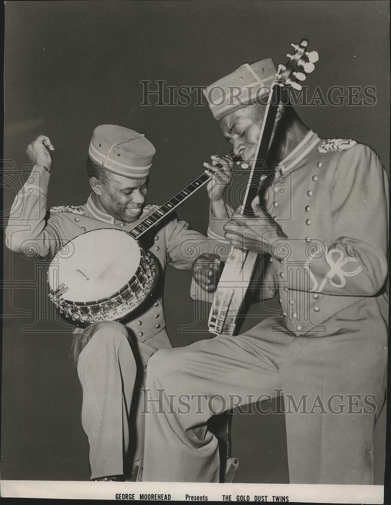 1956 Press Photo George Moorehead presents performers, The Golf Dust Twins - Historic Images