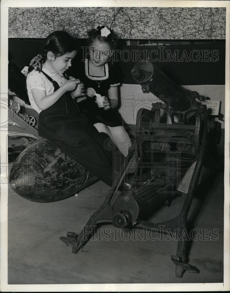 1941 Press Photo New York Children of Stage Host a Kids Party NYC - neny13722 - Historic Images