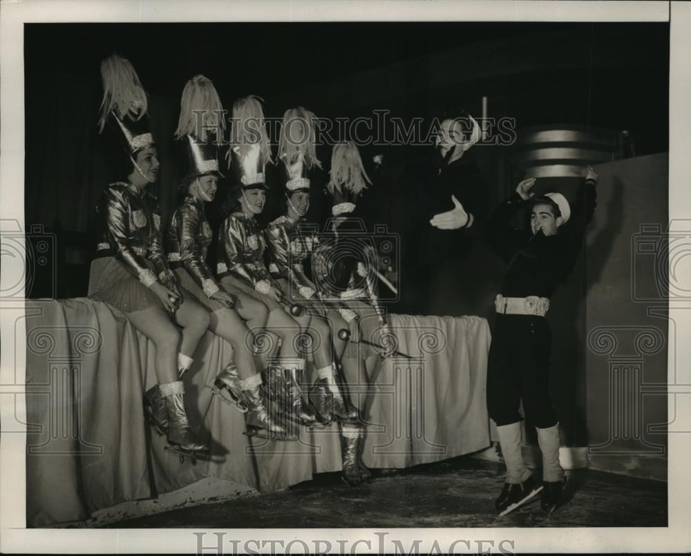 1940 Press Photo New York Buddy McKellen, brother Gilbert during a stunt NYC - Historic Images