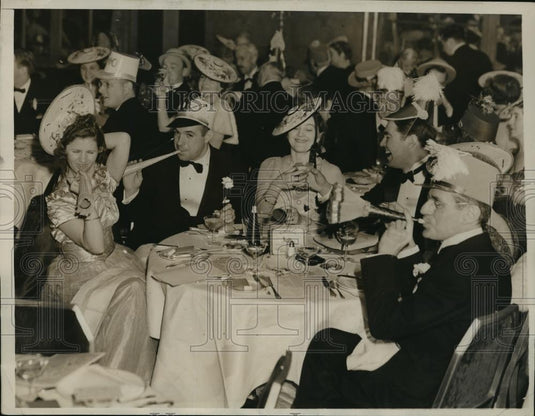 1940 Press Photo NEW YORK NEW YEAR WELCOME IN THE EMPIRE ROOM NYC - neny17994 - Historic Images