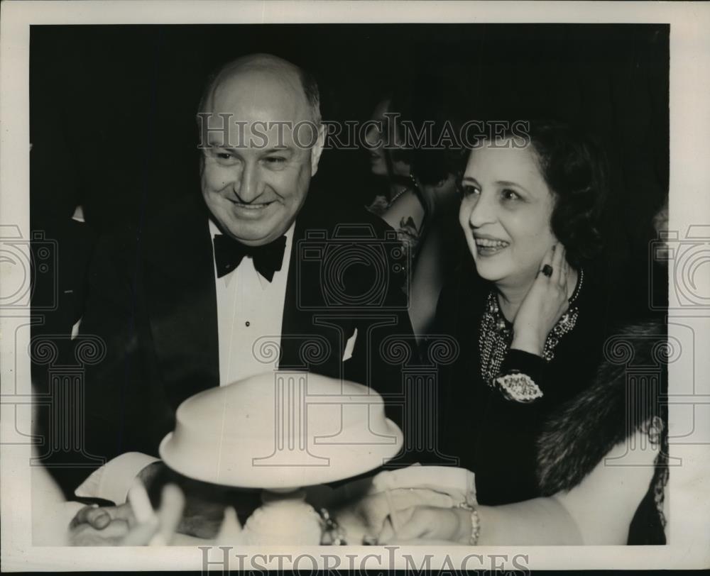 1940 Press Photo NEW YORK POST MASTER GENERAL WELCOMES NEW YEAR NYC - neny17999 - Historic Images