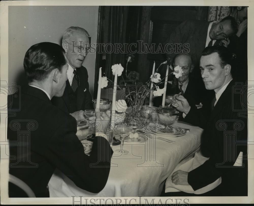 1941 Press Photo New York George Ruge heir to $6500 estate at Mills Hotel NYC - Historic Images