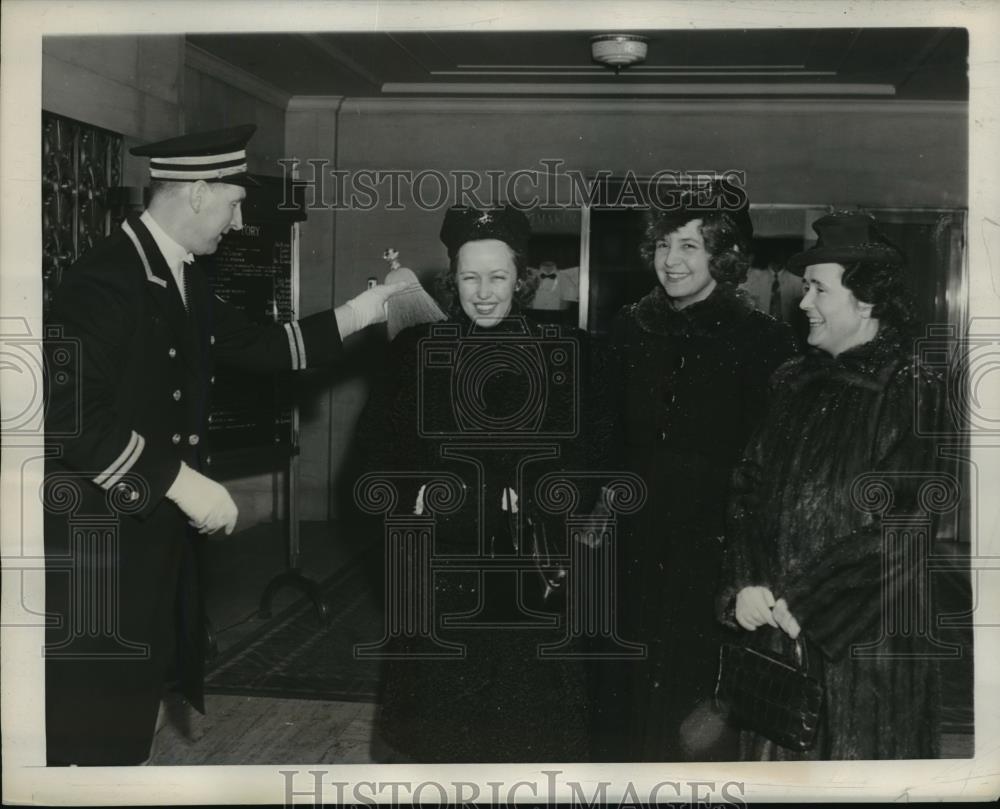 1940 Press Photo NEW YORK JUNIOR LEAGUE REPS MEET AS BLIZZARD ARRIVES NYC - Historic Images