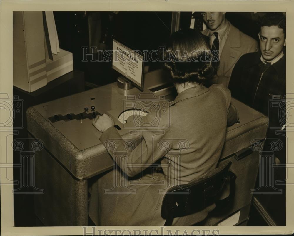 1940 Press Photo NEW YORK CITY CHECKS CIVIL SERVICES NYC - neny18039 - Historic Images