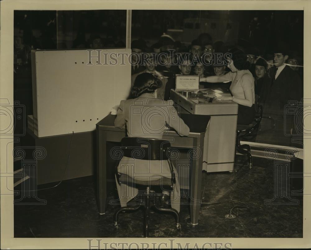 1940 Press Photo NEW YORK CITY CHECKS CIVIL SERVICE TEST PAPERS NYC - neny18040 - Historic Images