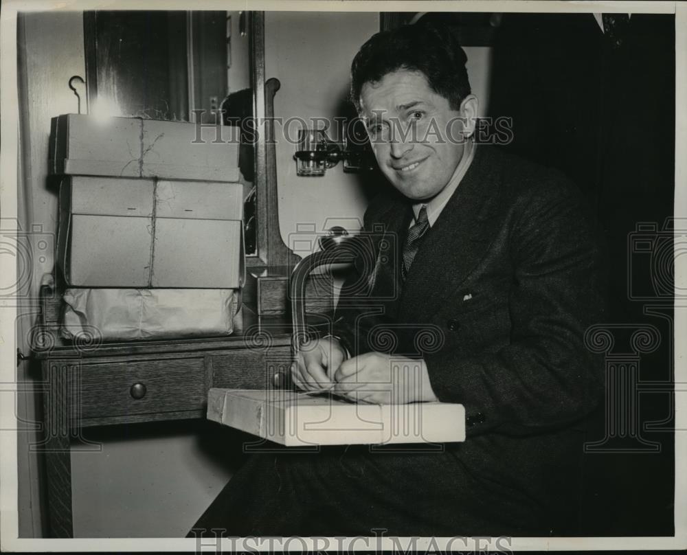 1940 Press Photo new York  Capt Ivan Poderay deported on ship in NYC - Historic Images