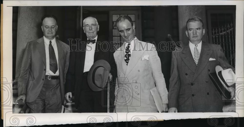 1947 Press Photo New York Bus Company Officials Meet With The Mayor NYC - Historic Images