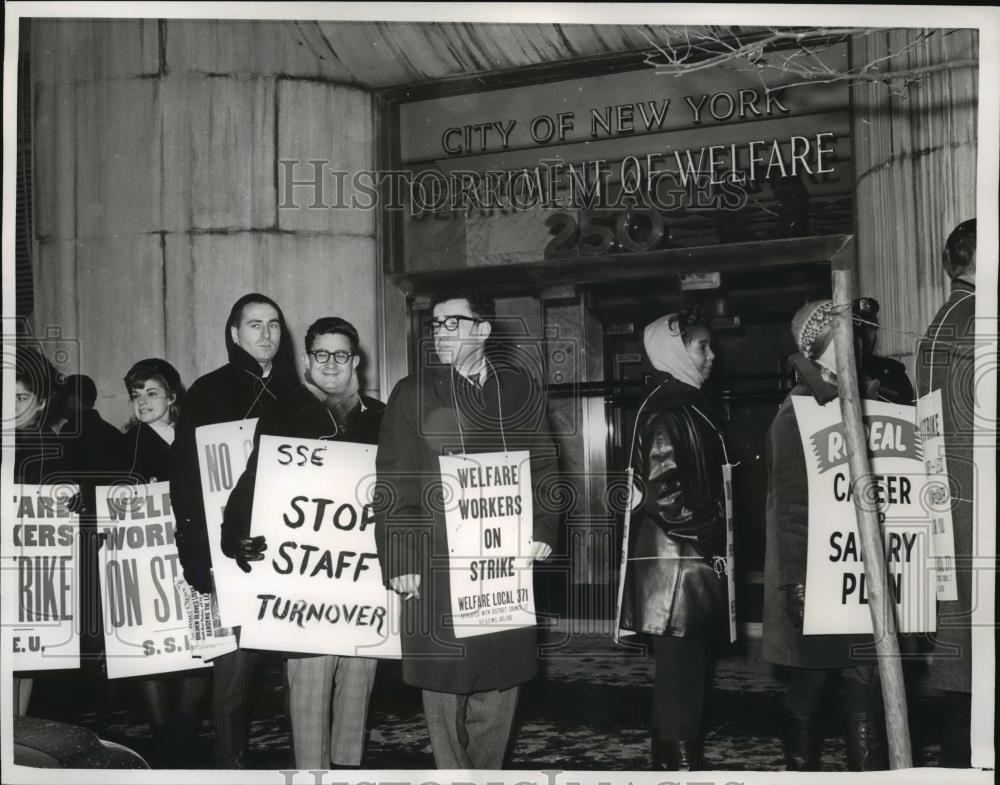 1965 Press Photo New York Welfare Workers Picket demanding for better wages NYC - Historic Images