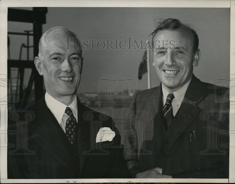 1949 Press Photo New York William Tulip and R.B.Richardson study Electric Supply - Historic Images