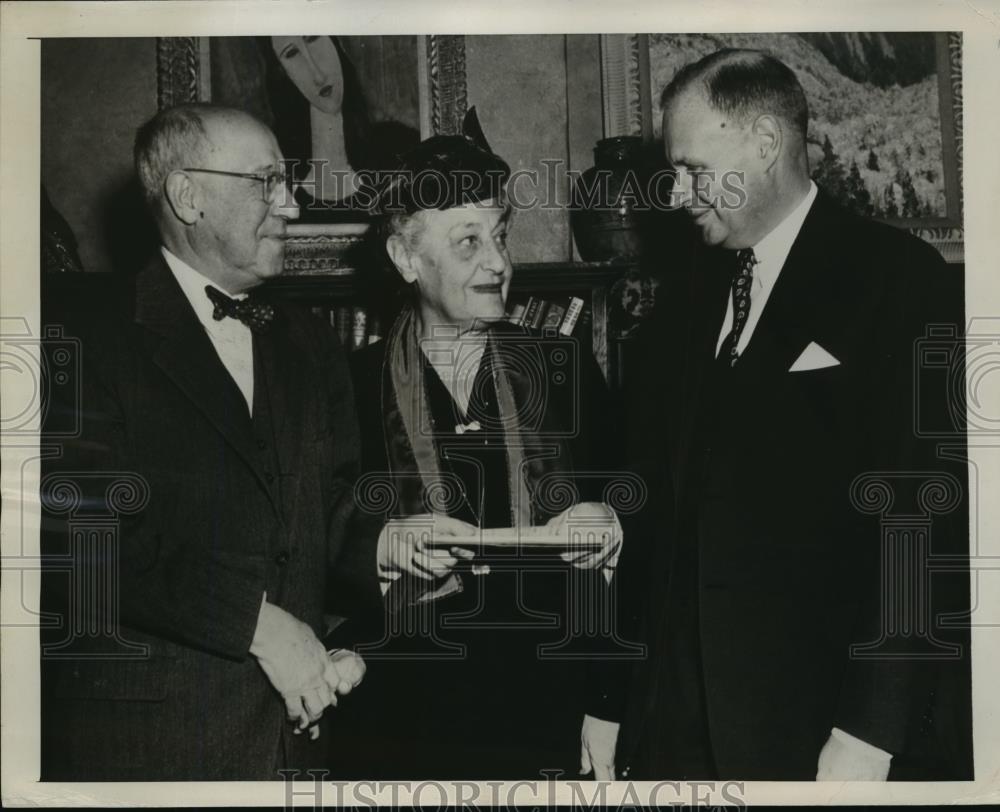 1948 Press Photo New York James N. Rosenberg presents deed to 46-acre tract NYC - Historic Images