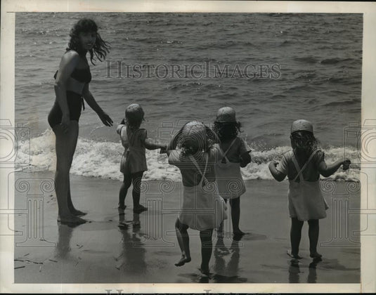 1947 Press Photo New York Zarief Quadruplets Age 3 & Mom at Beach NYC - Historic Images