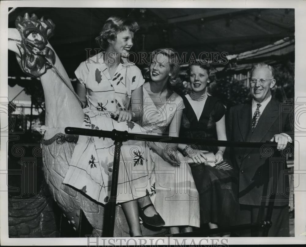 1950 Press Photo NEW YORK THE WARREN MERRY-GO-ROUND NYC - neny18415 - Historic Images