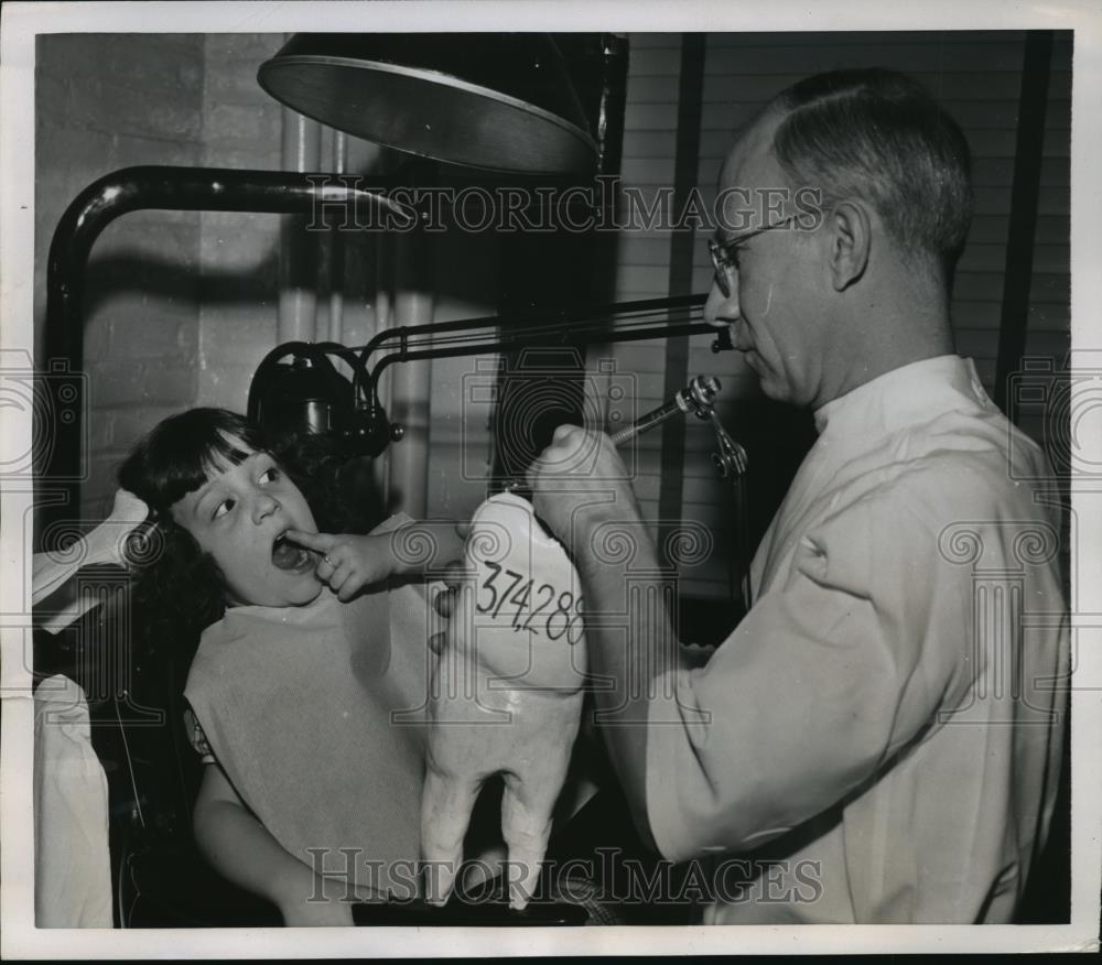 1952 Press Photo New York Marie Dasaro points to her new filling NYC - neny18457 - Historic Images