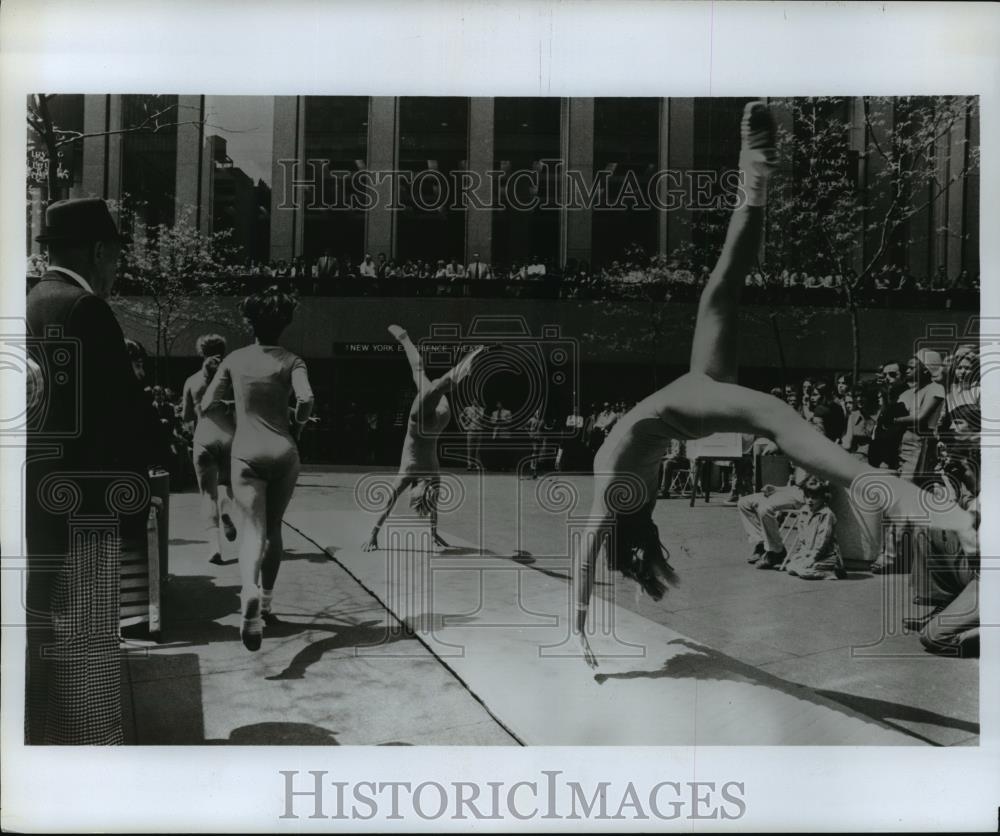 Press Photo New York Dancers Perform for Crowds NYC - neny18481 - Historic Images