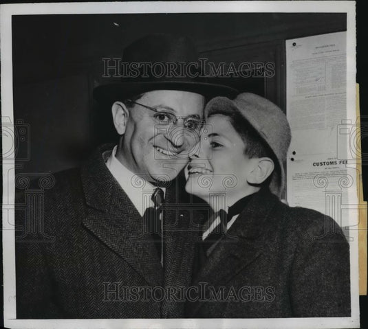 1947 Press Photo New York Wilhelm Bachrach reunited with his father in U.S NYC - Historic Images