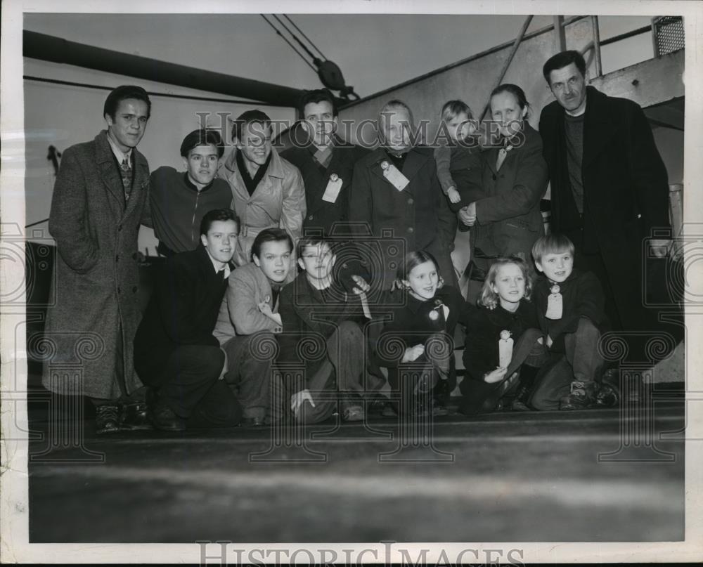 1952 Press Photo New York  Refugee family arrives on General Muir in NYC - Historic Images