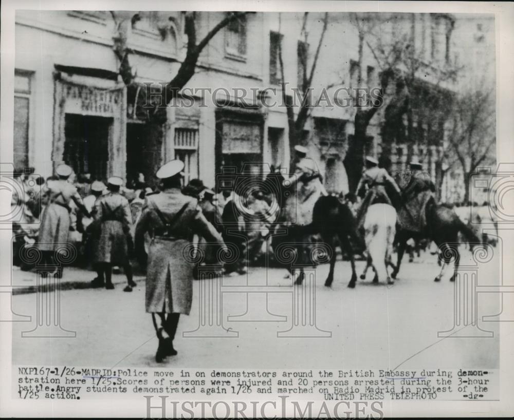 1954 Press Photo New York Demonstrators around British Embassy in Madrid NYC - Historic Images