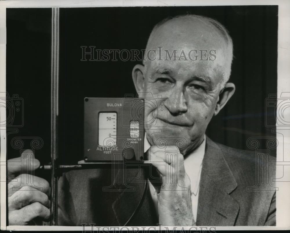 1959 Press Photo New York Altimeter Demonstrated by Gen Omar Bradley NYC - Historic Images