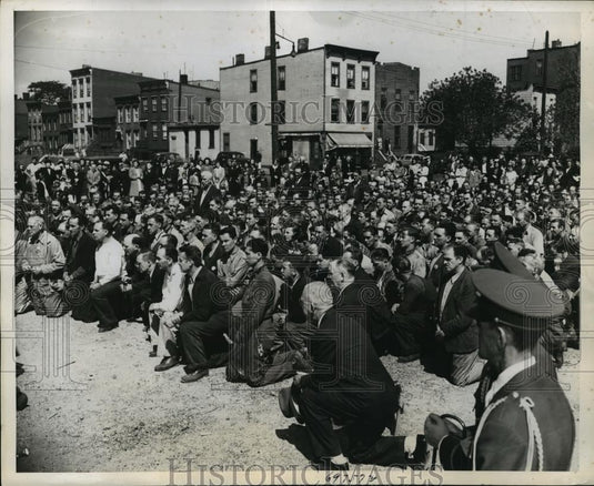 1943 Press Photo New York workers of Todd Erie Basin at dedication mass NYC - Historic Images