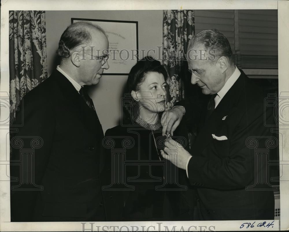 1940 Press Photo New York Mrs.Robert Sherwood pinned a star Spangler Banner - Historic Images