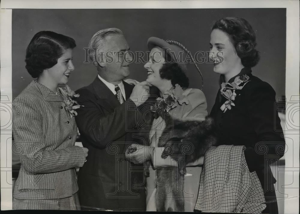 1948 Press Photo New York Gov.Dwight Green of Ill. with wife and daughters NYC - Historic Images