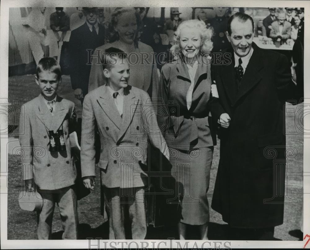 1951 Press Photo New York Robert A Voegler arrives from Hungary to NYC - Historic Images