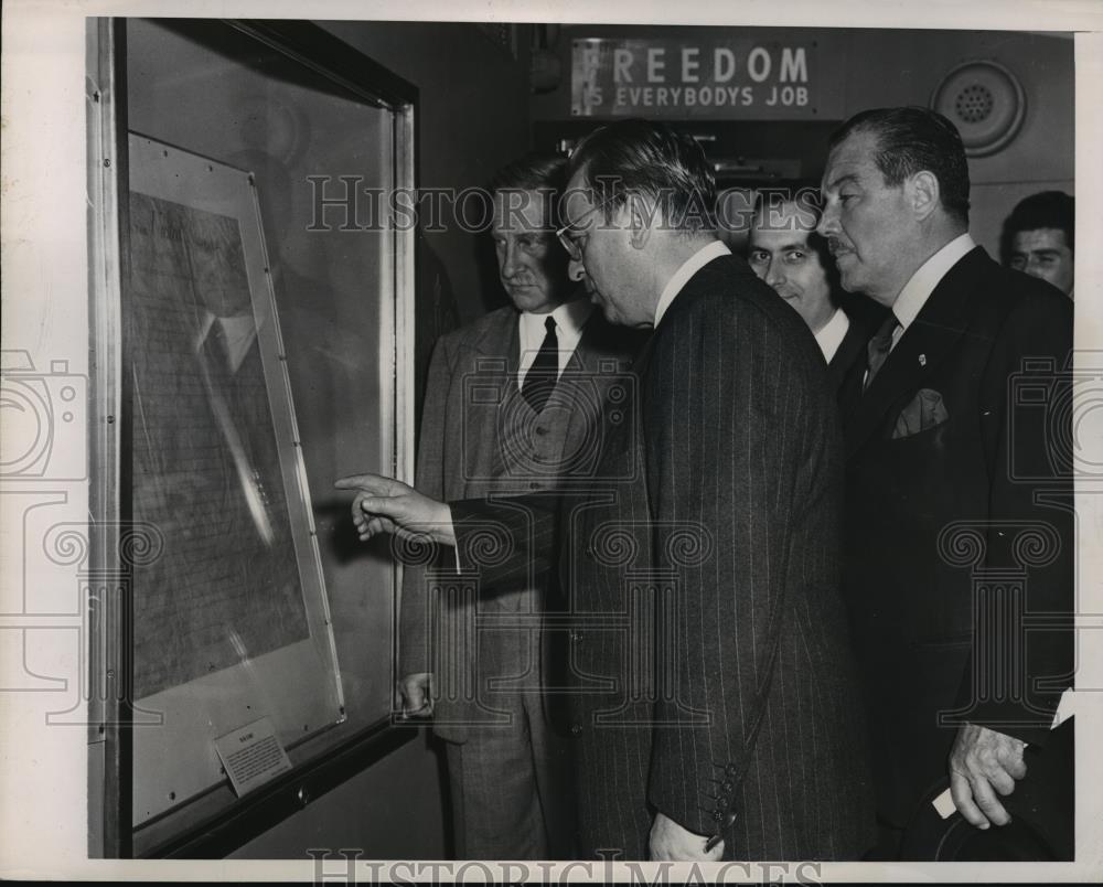 1947 Press Photo New York Mayor Freedom Train Reading Bill of Rights NYC - Historic Images