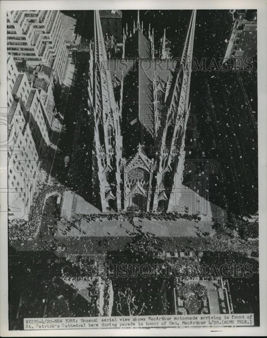1951 Press Photo New York Arrival for Douglas MacArthur at St.Patrick Cathedral - Historic Images