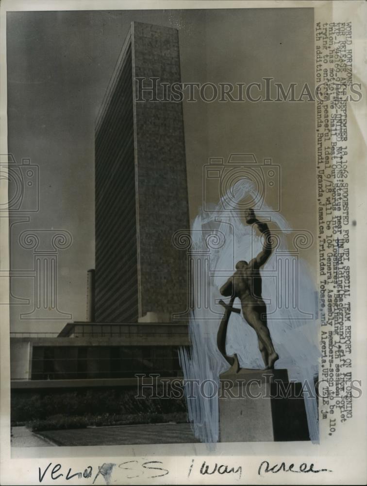 1962 Press Photo New York Statue near the United Nations building in NYC - Historic Images