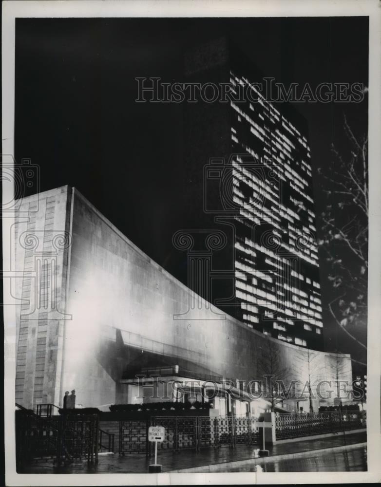 1954 Press Photo New York The United Nations HQ lit up at night in NYC - Historic Images