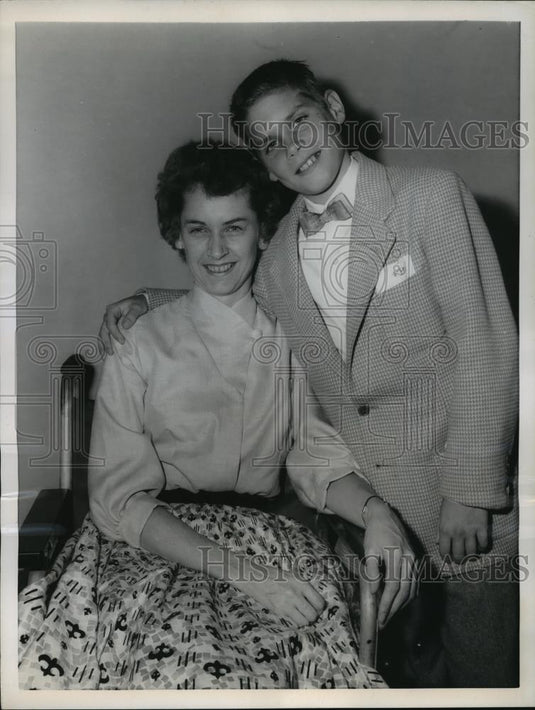 1957 Press Photo New York Patricia Hitchcock Paralyzed Writer with Son NYC - Historic Images